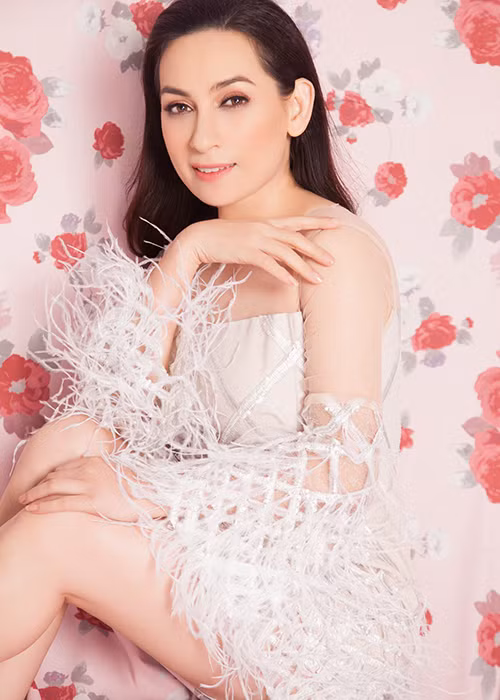 Giọng ca "Áo mới Cà Mau" vui mừng tiết lộ cô đã giảm được 8 kg sau một tuần ăn chay cùng các con. Sở hữu vóc dáng thon thả hơn, Phi Nhung quyết định thực hiện bộ ảnh mới.