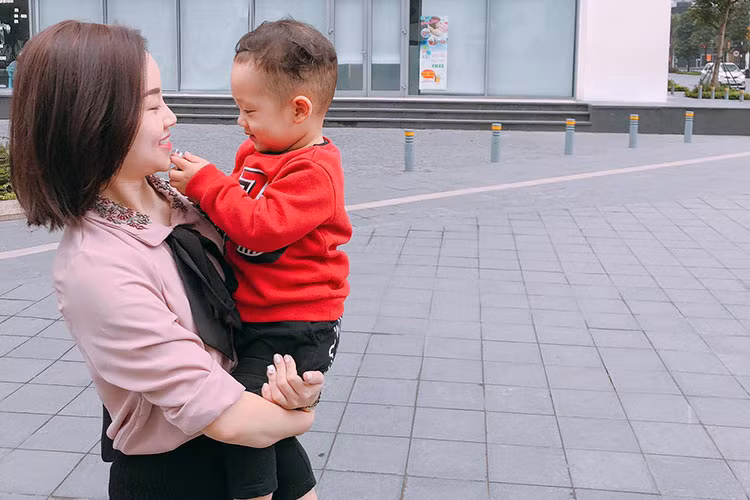 Khoảnh khắc vô cùng bình yên, hạnh phúc của hot girl gốc Hà thanh bên con trai.