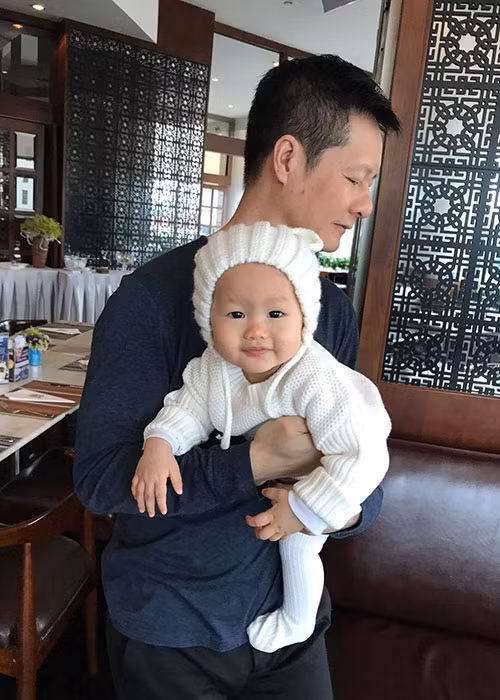 Đại gia Đức An vô cùng cưng chiều con gái. Phan Như Thảo nhiều lần khoe ông xã chăm bé Bồ Câu rất khéo léo.