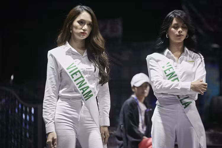 Hương Giang Idol cùng các thí sinh của cuộc thi Hoa hậu Chuyển giới Quốc tế 2018 đã bắt đầu tập luyện cho chung kết.