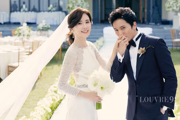 Ji Sung từng bị Lee Bo Young từ chối hẹn hò bởi là nghệ sĩ. Vì yêu, Ji Sung đã cân nhắc việc từ bỏ sự nghiệp diễn xuất.