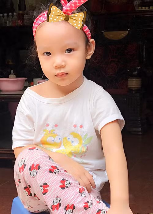 Con gái út của Trịnh Kim Chi càng lớn càng xinh xắn.