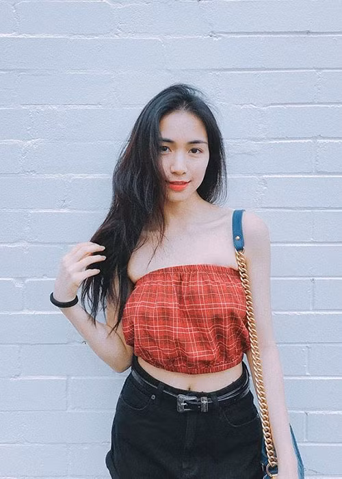 Hòa Minzy thường xuyên chọn trang phục crop top khoe vòng eo con kiến.