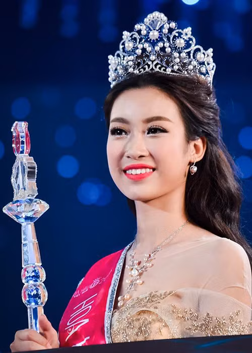 Đỗ Mỹ Linh đoạt vương miện Hoa hậu Việt Nam 2016 trong đêm chung kết diễn ra vào tháng 8.