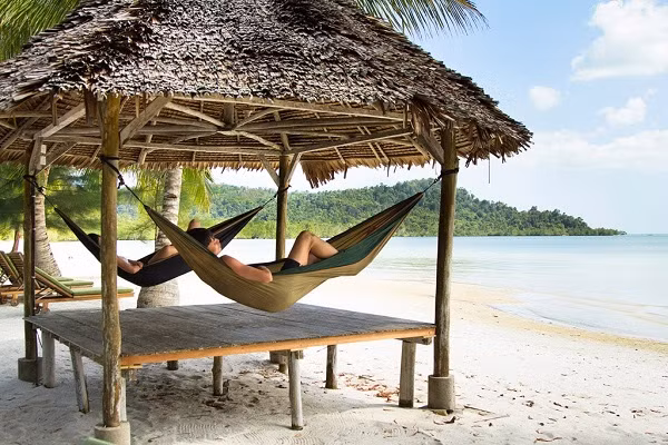 Đối với những ai muốn được thanh thản thực sự, hòn đảo Telunas Private được xây dựng vào năm 2014 sẽ mang đến những trải nghiệm lí tưởng hơn nữa. Chỉ có 15 biệt thự biển được xây dựng bên bờ nên có một sự yên tĩnh gần như tuyệt đối. Bạn sẽ chỉ nghe thấy tiếng sóng mà không phải chịu sự ồn ào từ bất cứ loại hình dịch vụ nào khác.