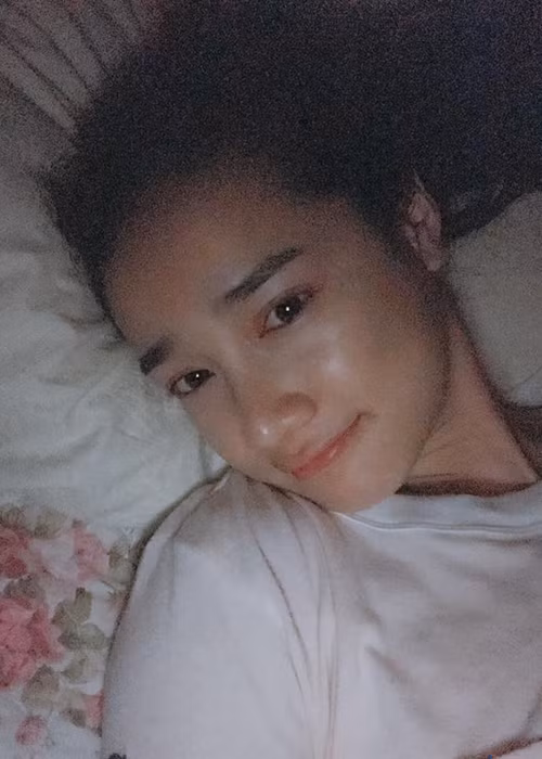 Khi không son phấn, da mặt của Nhã Phương vẫn căng bóng, mịn màng.