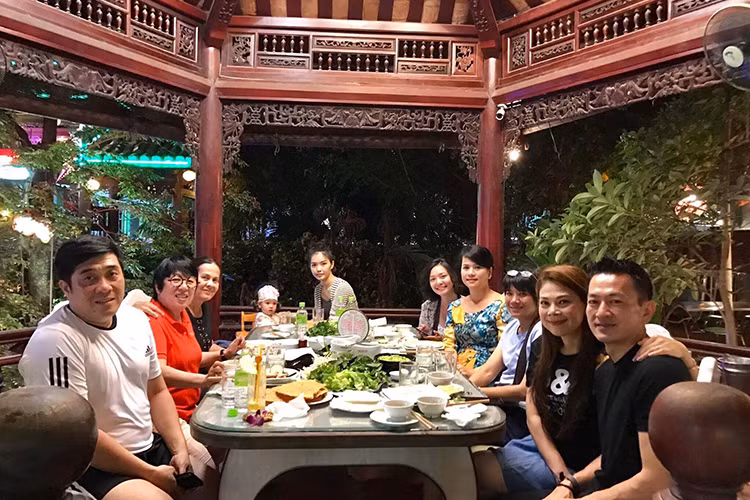 Cặp đôi tình tứ trong một buổi gặp gỡ bạn bè.