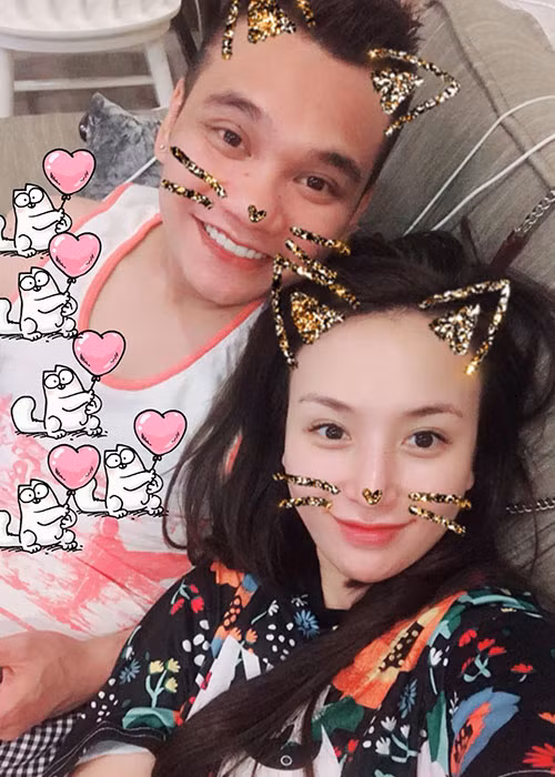 Khắc Việt nhí nhảnh bên bạn gái xinh đẹp kém anh 5 tuổi.