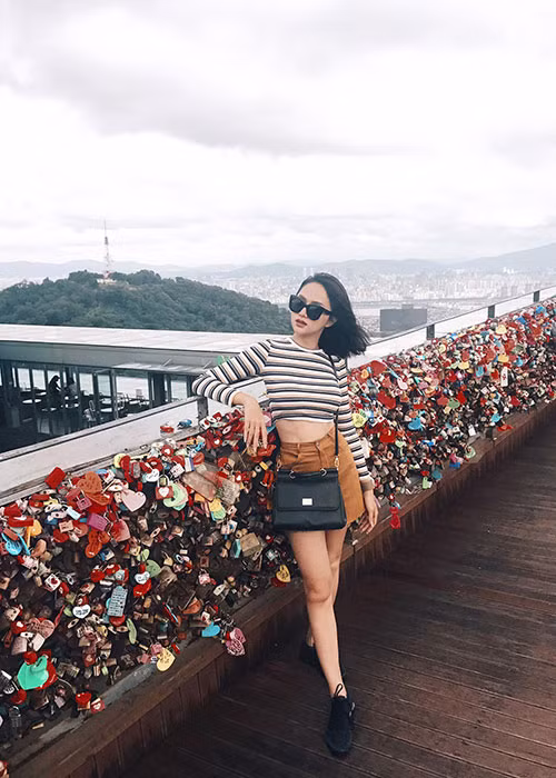 Hương Giang rất thích đi du lịch bụi. Trên trang cá nhân, nữ ca sĩ không ít lần chia sẻ hình ảnh đặt chân đến các vùng đất mới mỗi khi có thời gian rảnh rỗi.