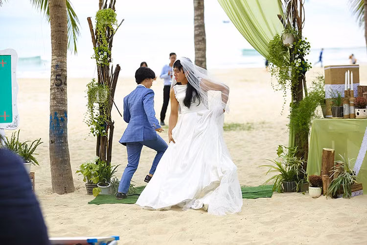 Với phân cảnh bị ép đi giày cao gót, chạy nhiều vòng ở hồ bơi, khuôn viên trường đại học, Hoài Lâm cố gắng kìm nén nỗi đau vì chân sưng tấy do đi giày quá chật.