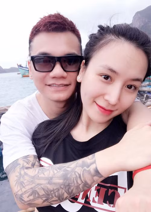 Tháng 7/2017, Khắc Việt và DJ Thảo BeBe công khai hẹn hò. Đây là lần đầu tiên nam ca sĩ tiết lộ nửa kia của mình. Tháng 7/2017, Khắc Việt và DJ Thảo BeBe công khai hẹn hò. Đây là lần đầu tiên nam ca sĩ tiết lộ nửa kia của mình.