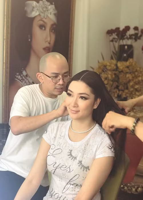 Hoa hậu Nguyễn Thị Huyền tâm sự: “Phụ nữ phải được đẹp và biết yêu nhau nhé”.