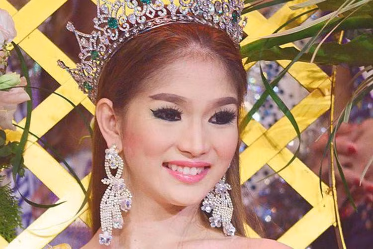 Kevin Balot, thí sinh vẫn giữ tên nam tính, đăng quang Hoa hậu Chuyển giới Quốc tế 2012. 3 đăng quang, người đẹp 20 tuổi được đánh giá có vẻ đẹp thuần nữ tính. Tuy nhiên, không ít ý kiến cho rằng Kevin Balot chiến thắng may mắn.