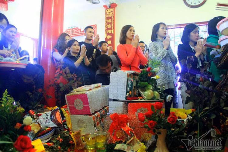 Trong phủ vàng mã chất cao quá nửa người. Trong phủ vàng mã chất cao quá nửa người.
