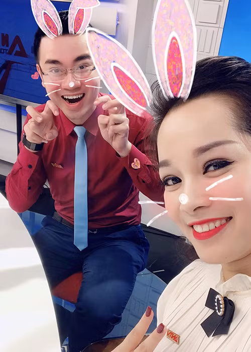 Minh Hương nhí nhảnh bên đồng nghiệp trên trường quay.