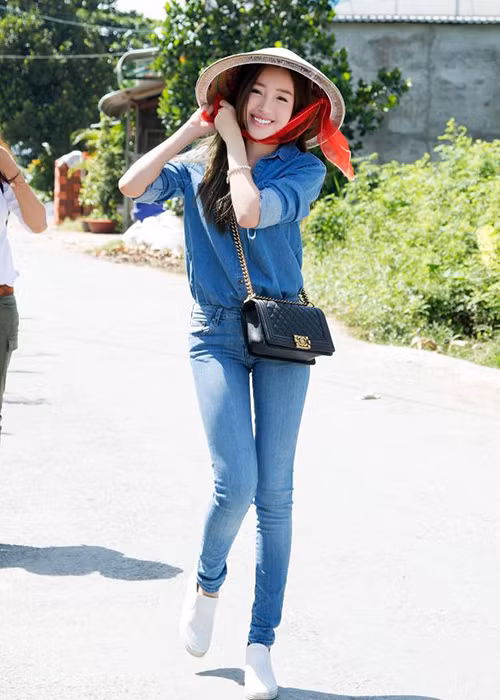 Hình ảnh Elly Trần giản dị, trẻ trung chiếm được thiện cảm của cư dân mạng.