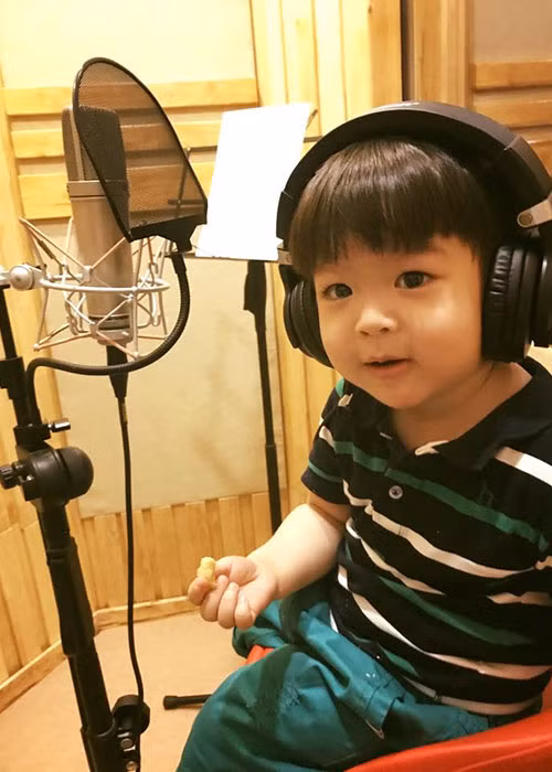 Con trai Nhật Kim Anh đến phòng thu cùng mẹ.