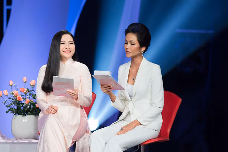 H’Hen Niê bật mí “Thay lời muốn nói” là chương trình cô yêu thích từ lâu nên khi nhận được lời mời, cô lập tức đồng ý.
