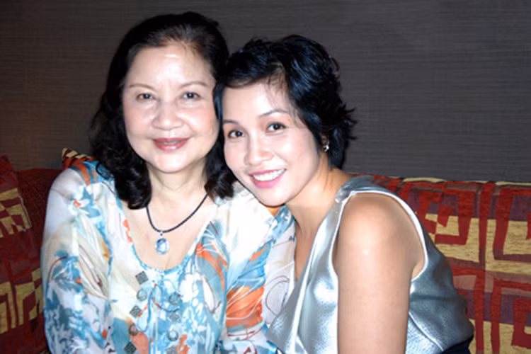 Mỹ Linh cũng có mối quan hệ hòa hợp với mẹ chồng. Bà từng hết lời khen ngợi Mỹ Linh là cô con dâu nhân hậu. Ảnh: Zing