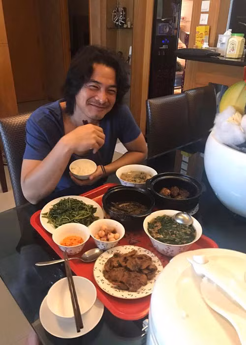  Hot Face sao Việt 24h: Quách Ngọc Ngoan vui vẻ ăn bữa cơm nhà do bạn gái nấu.