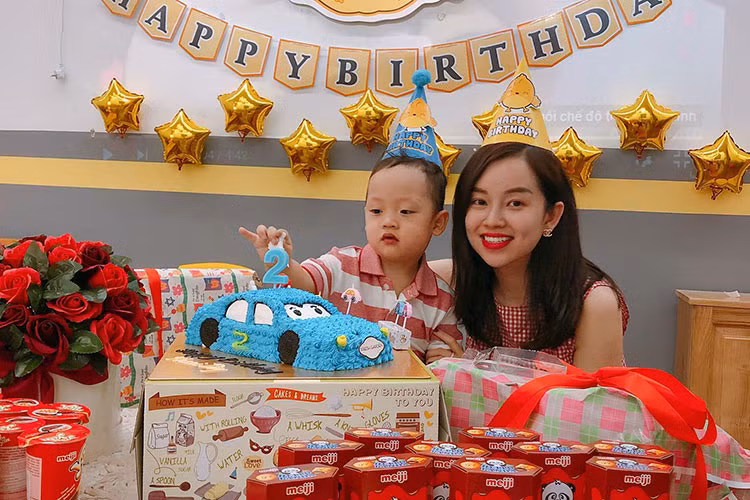 Bé Khoai Tây được mẹ tổ chức sinh nhật lần thứ 2 tại lớp học.