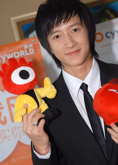Hàn Canh từng là thành viên của nhóm nhạc Super Junior.