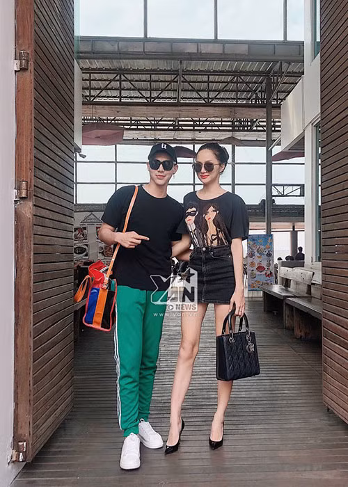 Hình ảnh Hương Giang sánh đôi cùng ca sĩ Erik sau đêm đăng quang Hoa hậu Chuyển giới Quốc tế 2018. Dù ăn diện giản dị, Hương Giang vẫn toát lên thần thái của một hoa hậu. Ảnh: Thể thao văn hóa