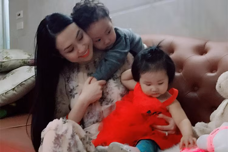 Bà xã của Tuấn Hưng vui vẻ bên các con là một trong những tin tức sao Việt trong ngày 20/3.