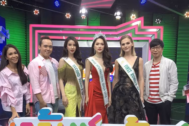 Trong buổi giao lưu với đài One31, trước câu hỏi về tin đồn mua giải, Hương Giang đáp trả: "Tôi không đủ đẹp sao" khiến khán giả bật cười. Ảnh: Fanpage