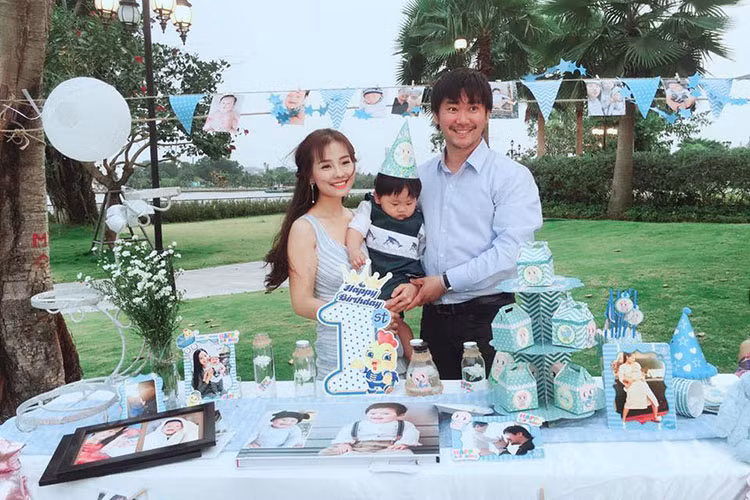 Vợ chồng Khánh Hiền “Tôi thấy hoa vàng trên cỏ xanh” tổ chức tiệc sinh nhật cho con trai tròn 1 tuổi.