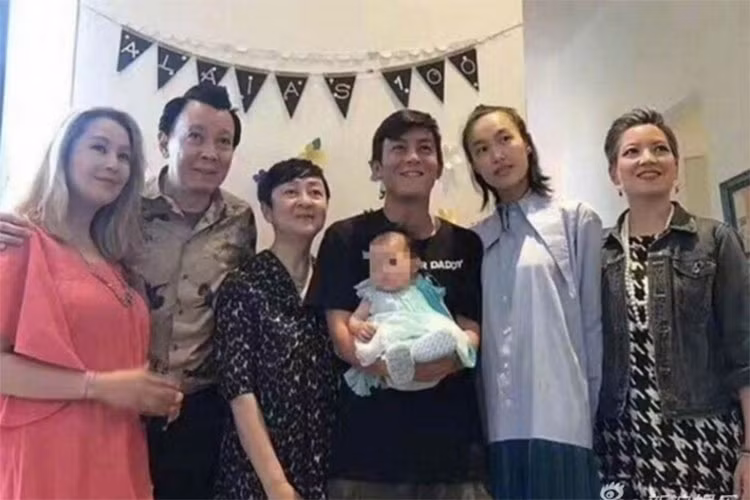 Nam diễn viên hiện có cuộc sống bình yên bên nữ người mẫu Tần Tư Bồi và con gái.