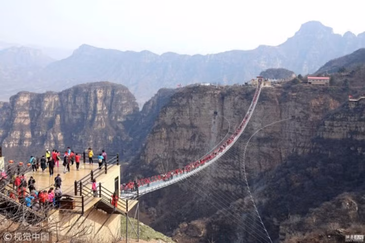 Cây cầu trong suốt có chiều dài 488m, cao 218m và bắc ngang qua khu danh thắng Hongyagu. Khi đi lên đó, du khách sẽ được trải nghiệm cảm giác cây cầu “hơi đung đưa một chút”.