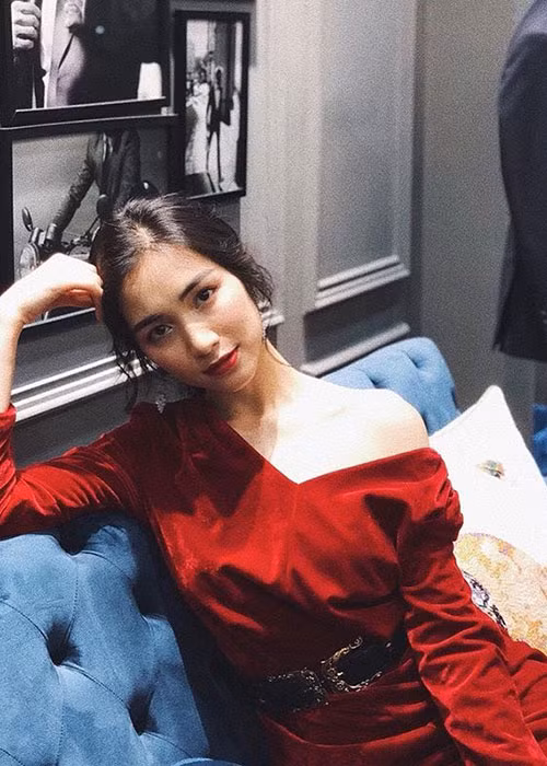 Nữ ca sĩ khoe bờ vai trần gợi cảm, làn da mịn màng.