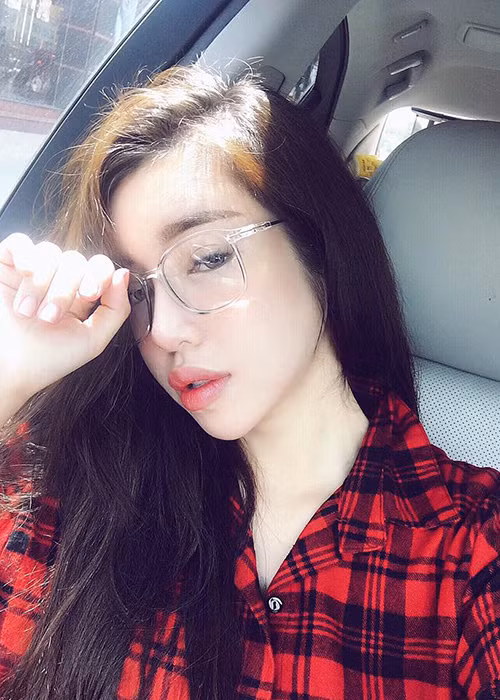 Elly Trần dành nhiều thời gian chăm sóc các con và chọn lọc tham gia các hoạt động giải trí.