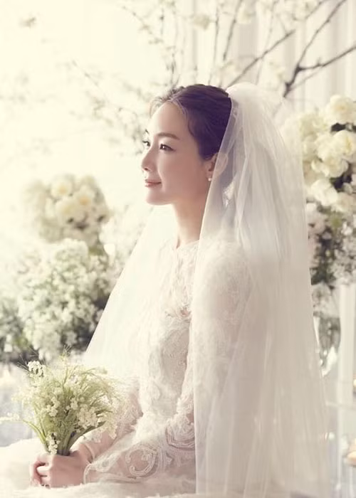 Diện váy cưới, Choi Ji Woo xinh đẹp hút hồn. Ảnh: Huffingtonpost