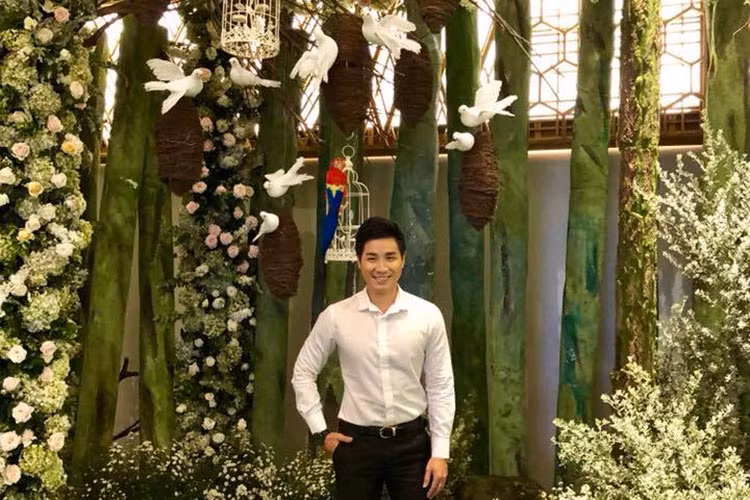 Nguyên Khang chia sẻ: “Chàng trai lạc vào khu vườn cổ tích. Tìm nàng công chúa ẩn nấp đâu đây”.