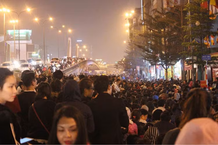 Hàng trăm người dân đứng, ngồi xếp hàng dài trên đường Tây Sơn (trước cửa chùa Phúc Khánh) để giải hạn sao Thái Bạch, cầu mong những điều may mắn.