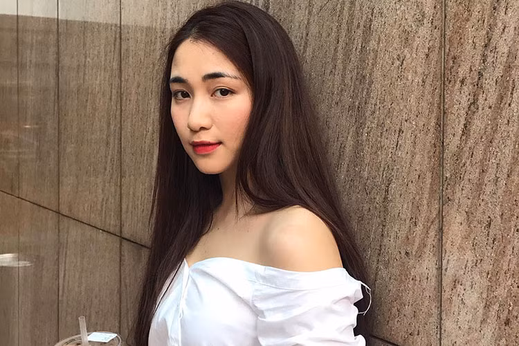 Áo trễ vai thường xuyên là trang phục Hòa Minzy diện ở đời thường.