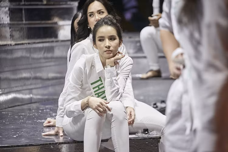 Đại diện Thái Lan tranh thủ nghỉ ngơi trong lúc chờ đến lượt tập luyện.