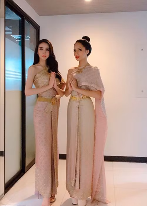 Đại diện Việt Nam khá thân thiết với người đẹp Thái Lan. Ảnh: FBNV