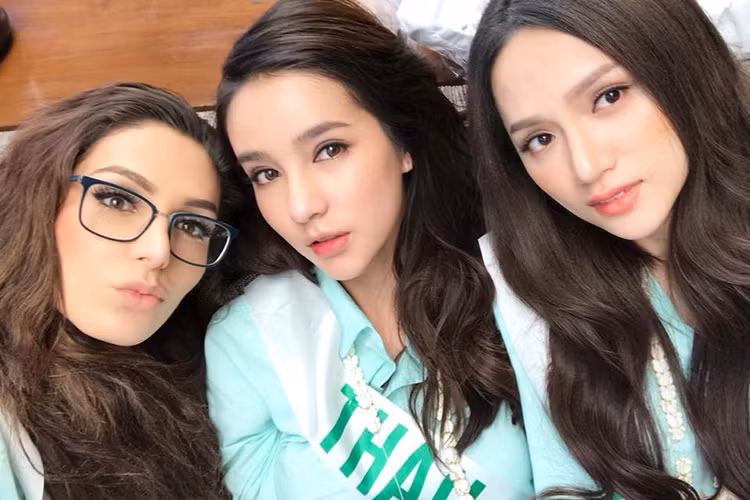 Hương Giang Idol và Yoshi Rinrada Thurapan (giữa) đều tham gia cuộc thi Hoa hậu Chuyển giới Quốc tế 2018.
