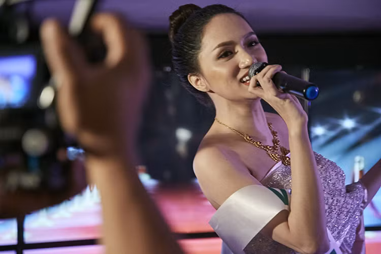 Trong buổi giao lưu, Hương Giang Idol khuấy động không khí khi trổ tài ca hát. Ảnh: BTC