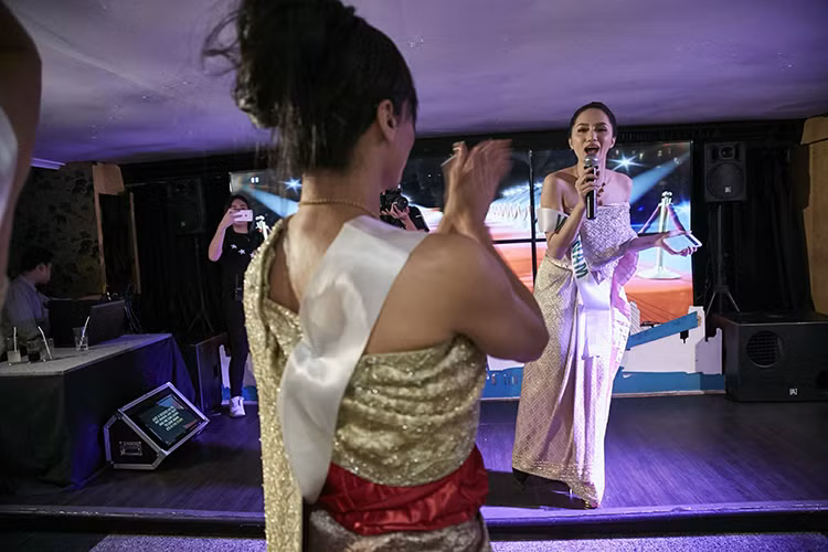 Màn trình diễn của Hương Giang Idol nhận được sự ủng hộ của đông đảo thí sinh. Ảnh: BTC