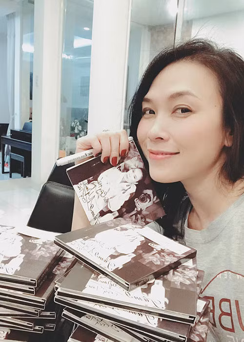 Mỹ Tâm miệt mài ký tặng trên loạt đĩa mới của mình.