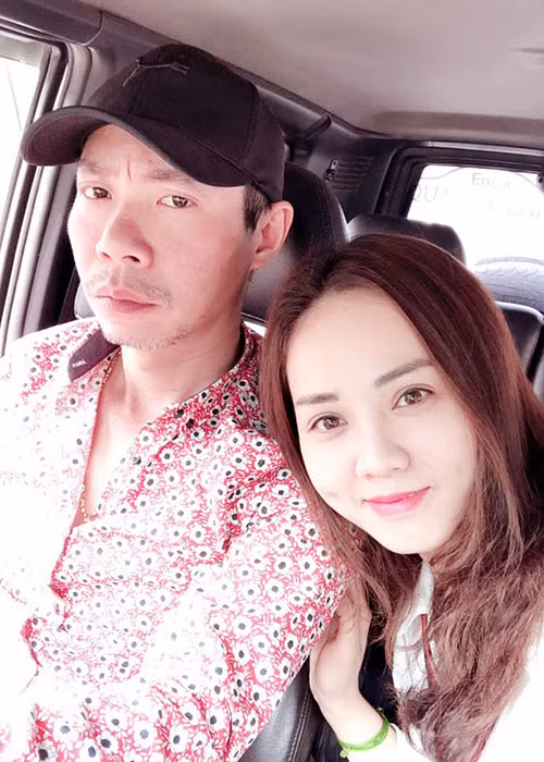 Công Lý diễn sâu khi chụp ảnh cùng bạn gái xinh đẹp.