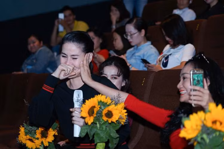 Thân Thúy Hà tâm sự: "Cái gì cũng có thể diễn giả tạo, che đậy được. Nhưng cảm xúc thì không thể. Kệ. Dù sao em cũng là bánh bèo thật mà".