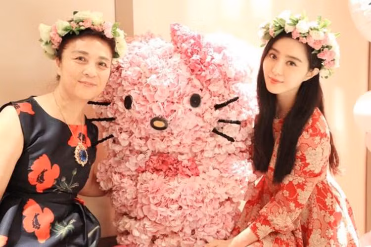 Bà Trương Truyền Mỹ luôn song hành cùng cô con gái nổi tiếng trong mọi hoạt động. Được biết, khi Phạm Băng Băng hẹn hò Lý Thần, bà rất ủng hộ chuyện tình cảm của con gái. Ảnh: epochtimes