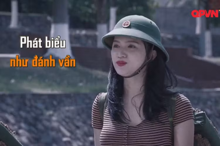 Hình ảnh Hương Giang tỏ ra nghiêm túc nhưng lại bị nhắc nhở. Ảnh: Người đưa tin