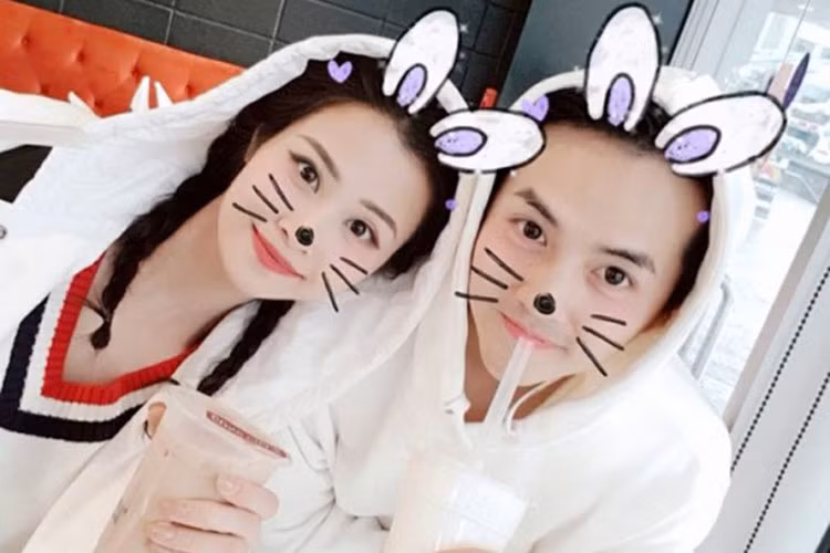 Ông Cao Thắng - Đông Nhi mặc đồ đôi, chụp ảnh nhí nhảnh.
