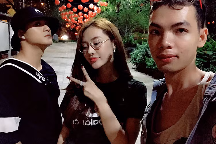 Lâm Vinh Hải - Linh Chi đi xem phim cùng một người bạn.